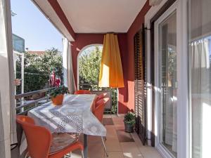 balkon ze stołem, krzesłami i parasolem w obiekcie Apartments Ana 418 w Fažanie