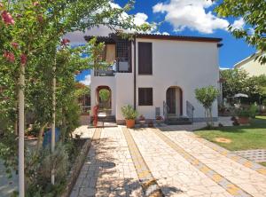 Willa z ogrodem i podjazdem w obiekcie Apartments Ana 418 w Fažanie