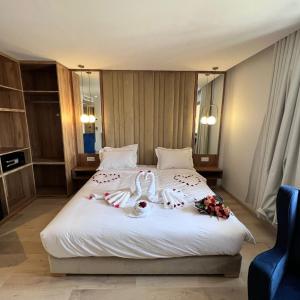 Postel nebo postele na pokoji v ubytování Fajr Hotel