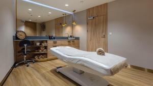 Kúpele alebo wellness v ubytovaní Prywatne Apartamenty Sun & Snow w Wave z basenem