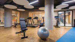 Posilňovňa alebo fitness centrum v ubytovaní Prywatne Apartamenty Sun & Snow w Wave z basenem