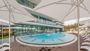 Bazén v ubytovaní Prywatne Apartamenty Sun & Snow w Wave z basenem alebo v jeho blízkosti