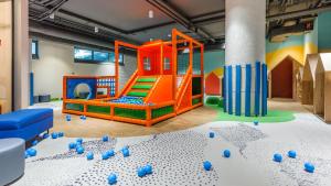 Detský klub v ubytovaní Prywatne Apartamenty Sun & Snow w Wave z basenem