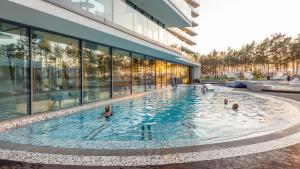 Bazén v ubytovaní Prywatne Apartamenty Sun & Snow w Wave z basenem alebo v jeho blízkosti