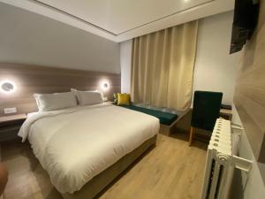 Postel nebo postele na pokoji v ubytování Fajr Hotel