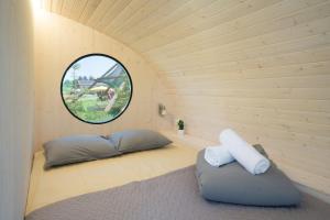 una camera con un letto e una finestra rotonda di Vudila Peremajad a Kaiavere