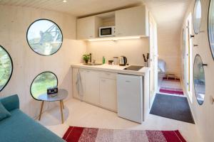 uma cozinha e sala de estar numa pequena casa em Vudila Peremajad em Kaiavere
