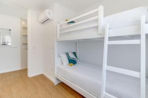 波瓦－迪瓦爾津的住宿－7 Mares，白色客房内的白色双层床