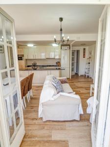 a living room with a couch and a kitchen at Clarimar Beach Apartment by Hello Homes Sitges in Sitges