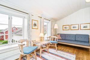 een woonkamer met een bank, stoelen en een tafel bij Frich`s Kongsvold in Oppdal