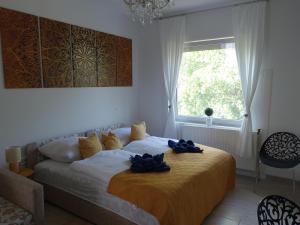 A bed or beds in a room at Wagner Apartman Tata