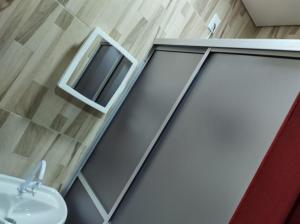 a bathroom with a sink and a mirror at HOTEL POUSADA PARAÍSO in Humaitá