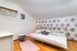 En eller flere senge i et værelse på House Rukavina Senj + 90 billeder