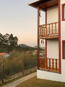 einen Balkon eines Hauses mit Blick auf die Landschaft in der Unterkunft CHALÉS SÓ COISAS BOAS in Ouro Preto