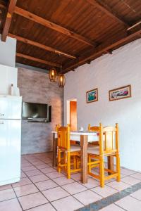 a dining room with a table and chairs at El Destino Casa de Descanso in Tandil