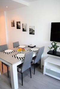 TV a/nebo společenská místnost v ubytování PALMENGARTEN APARTMENT Los Molinos