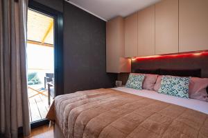 una camera da letto con un letto grande e un balcone di Bella Vista a Drage