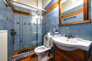 A bathroom at Hotel Teloneio