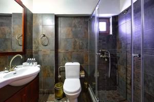 Kylpyhuone majoituspaikassa Hotel Teloneio