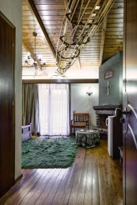 A television and/or entertainment centre at Hotel Teloneio