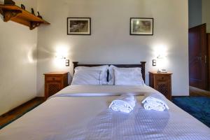 A bed or beds in a room at Hotel Teloneio
