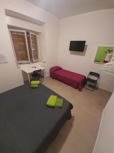 un soggiorno con letto rosso e divano rosso di CTA Catania Aeroporto fontanarossa reception a Catania