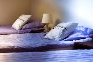 Dos camas con almohadas en un dormitorio. en Rivendell Mielno, en Mielno