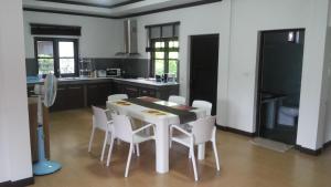 Kuchyň nebo kuchyňský kout v ubytování Sunflower Villas
