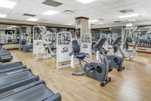 Fitness centrum a/nebo fitness zařízení v ubytování Omni Shoreham Hotel