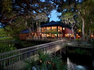 een groot huis op een brug over een rivier bij Omni Amelia Island Resort & Spa in Amelia Island