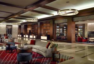 eine Lobby eines Hotels mit einem Sofa und Stühlen in der Unterkunft Omni Nashville Hotel in Nashville