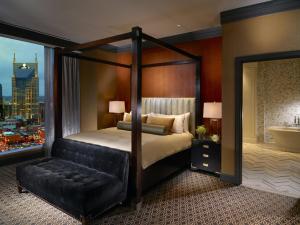 เตียงในห้องที่ Omni Nashville Hotel