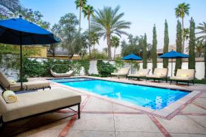 Bazén v ubytování Omni Scottsdale Resort & Spa at Montelucia nebo v jeho okolí