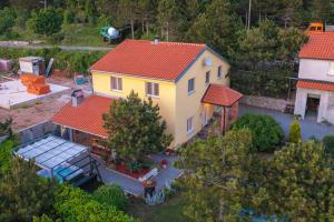 una vista aérea de una casa con techo rojo en House Rukavina Senj en Senj