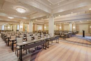 Restaurace v ubytování The Omni King Edward Hotel
