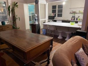 ein Wohnzimmer mit einem Tisch und einer Küche in der Unterkunft Bamboo Lodge in Antananarivo