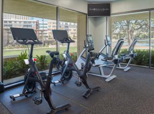 Fitness centrum a/nebo fitness zařízení v ubytování Omni Las Colinas Hotel