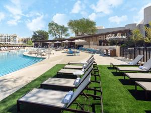 Bazén v ubytování Omni Las Colinas Hotel nebo v jeho okolí