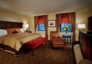 Ένα ή περισσότερα κρεβάτια σε δωμάτιο στο Omni William Penn Hotel