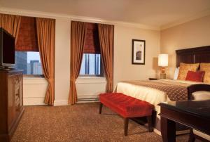 Ένα ή περισσότερα κρεβάτια σε δωμάτιο στο Omni William Penn Hotel