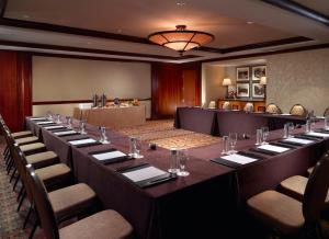 een grote vergaderzaal met een lange tafel en stoelen bij Mokara Hotel & Spa in San Antonio