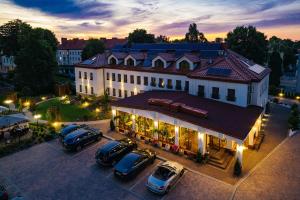 an overhead view of a building with cars parked in a parking lot at Villa Astra - Apartments & Restaurant in Oświęcim
