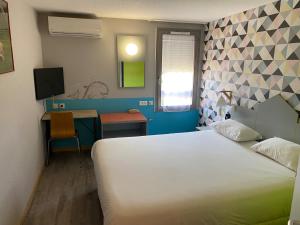 Postel nebo postele na pokoji v ubytování NESTOR HOTEL GAP et Restaurant