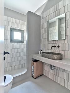 W łazience znajduje się umywalka i lustro. w obiekcie Siora of Paros - Ammiralis & Castelis w mieście Nausa
