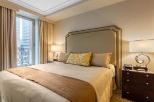 Postel nebo postele na pokoji v ubytování Omni Berkshire Place + 37 fotografií