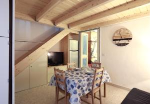 a dining room with a table and some chairs at LaVí - Splendido appartamento sul mare in Nardò