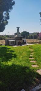 Κήπος έξω από το Basketball & Barbeque