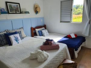 ein Schlafzimmer mit 2 Betten und Handtüchern darauf in der Unterkunft Casa de charme no clima de Pedra Azul in Domingos Martins