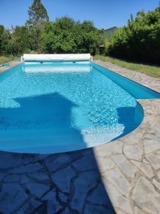 - une piscine d'eau bleue dans l'établissement Rendez-vous sous le tilleul, en Cevennes., à Molières-Cavaillac