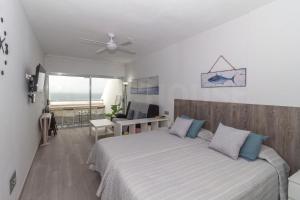 Posteľ alebo postele v izbe v ubytovaní Moderno Estudio con terraza en Las Canteras